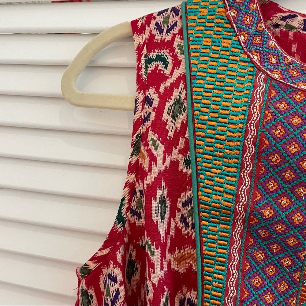 NWT Embroidered Front Sleeveless Crop Top - Picture 3 of 8